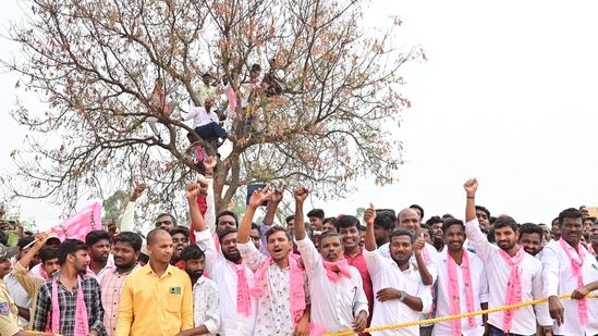 సీఎం కేసీఆర్ ను చూసేందుకు తరలివచ్చిన బీఆర్ఎస్ కార్యకర్తలు