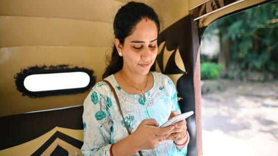 స్త్రీలకు 30 ఏళ్లు వచ్చేసరికి శారీరక సమస్యలు మొదలవుతాయి. అందువల్ల ఆ లోపే మీరు హెల్త్ ఇన్స్యూరెన్స్ తీసుకోవడం మంచిది. దానివల్ల చెల్లించాల్సిన ప్రీమియం కూడా తక్కువగా ఉంటుంది.