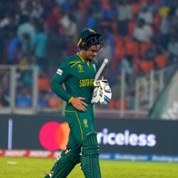 <p>world cup 2023 most runs: సౌతాఫ్రికా ఓపెనర్ క్వింటన్ డికాక్ 9 మ్యాచ్ లలో 591 పరుగులతో టాప్ స్కోరర్స్ లిస్ట్ లో తొలి స్థానంలో ఉన్నాడు. సౌతాఫ్రికా టీమ్ సెమీ ఫైనల్ చేరిన విషయం తెలిసిందే. దీంతో అతడు మరిన్ని రన్స్ చేయనున్నాడు. ఈ వరల్డ్ కప్ తర్వాత డికాక్ రిటైరవుతున్న విషయం తెలిసిందే.</p>