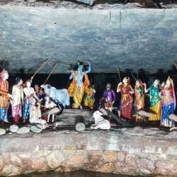 <p>గోవులు మేస్తాయి.. కాబట్టి ఇంద్రునికి బదులుగా గోవర్ధన పర్వతాన్ని పూజించాలా అని కృష్ణుడు ప్రశ్నించాడు. వర్షం కురిపించే బాధ్యత ఇంద్రుడిదేనని చెప్పాడు. తరువాత ప్రజలు గోవర్ధన పర్వతాన్ని పూజించడం ప్రారంభించారు. దీంతో ఇంద్రుడు కోపించి భారీ వర్షాలు కురిపించాడు. అయితే ఇంద్రుడి అహంకారాన్ని దెబ్బతీసేందుకు కృష్ణుడు తన వేలితో గోవర్ధన పర్వతాన్ని ఎత్తి ప్రజలకు ఆశ్రయం ఇచ్చాడు. అప్పుడు ఇంద్రుడు తన తప్పును గ్రహించి వర్షాన్ని ఆపేస్తాడు. అప్పటి నుండి గోవర్ధన పూజ జరుపుకొంటారు.</p>