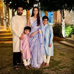 <p>దీపావ‌ళిని భార్యాపిల్ల‌ల‌తో క‌లిసి సెల‌బ్రేట్ చేసుకున్నాడు ఎన్టీఆర్‌. ఈ ఫొటోల‌ను సోష‌ల్ మీడియా ద్వారా అభిమానుల‌తో పంచుకున్నాడు.&nbsp;</p>