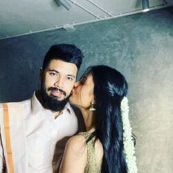 <p>ఈ ఫొటోల్లో ఇద్ద‌రు ట్రెడిష‌న‌ల్ లుక్‌లో ద‌ర్శ‌న‌మిచ్చారు. ప్రియుడు శంత‌ను హ‌జారికా బుగ్గ‌పై ముద్దుపెడుతూ శృతిహాస‌న్ క‌నిపించింది.&nbsp;</p>