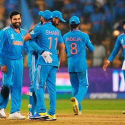 <p>World Cup 2023 Points Table: స్వదేశంలో మరో వరల్డ్ కప్ పై కన్నేసిన టీమిండియా తిరుగులేని ప్రదర్శనతో లీగ్ స్టేజ్ ముగించింది. అడ్డొచ్చిన ప్రతి జట్టునూ చిత్తుగా ఓడించిన రోహిత్ సేన.. పాయింట్ల టేబుల్లో టాప్ లో నిలిచింది. ఓటమెరగని ఏకైక టీమ్ గా ఇండియా 9 మ్యాచ్ లలో 9 విజయలు, 18 పాయిట్లు, 2.570 నెట్ రన్‌రేట్ తో ఎవరికీ అందనంత ఎత్తులో లీగ్ స్టేజ్ ముగించింది. చివరి మ్యాచ్ లో నెదర్లాండ్స్ ను చిత్తు చేసిన విషయం తెలిసిందే.</p>