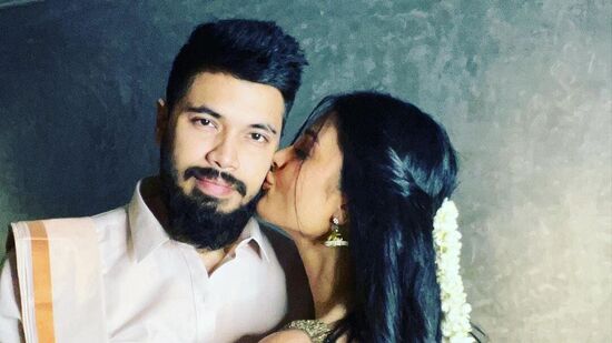 ఈ ఫొటోల్లో ఇద్ద‌రు ట్రెడిష‌న‌ల్ లుక్‌లో ద‌ర్శ‌న‌మిచ్చారు. ప్రియుడు శంత‌ను హ‌జారికా బుగ్గ‌పై ముద్దుపెడుతూ శృతిహాస‌న్ క‌నిపించింది.&nbsp;