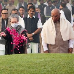 <p>జవహర్లాల్ నెహ్రూ జయంతి సందర్భంగా ఢిల్లీలోని ఆయన సమాధి శాంతి వన్ వద్ద పుష్ప గుఛ్ఛం ఉంచి నివాళులు అర్పిస్తున్న సోనియాగాంధీ.&nbsp;</p>