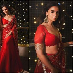 <p>Alia Bhatt in red saree: ఆలియా భట్ దీపావళి లుక్ ఇది. రెడ్ శారీలో ఆమెను ఇలా చూసిన ఫ్యాన్స్.. దీపావళి పటాకా అంటూ కామెంట్స్ చేస్తున్నారు. చీరలో ఇలా హాట్ హాట్ పోజులు ఇవ్వడం ఆలియాకే సాధ్యం.</p>