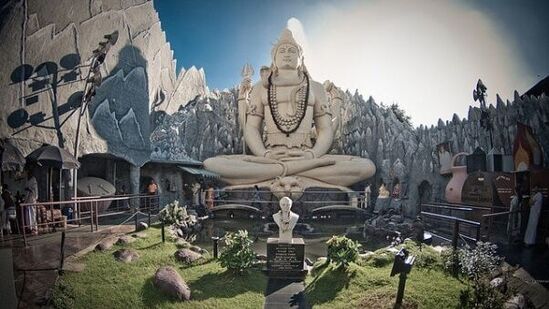 శివోహం శివాలయం బెంగళూరు: బెంగళూరులోని ప్రసిద్ధ శివాలయాల్లో శివోహం శివాలయం ఒకటి. 65 అడుగుల ఎత్తైన శివుని విగ్రహం ఇక్కడ చూడవచ్చు. ఇది పాత మద్రాసు రోడ్డులో ఉంది. మహాశివరాత్రి సందర్భంగా ఈ ఆలయాన్ని 3 లక్షలకు పైగా ప్రజలు సందర్శిస్తారు.