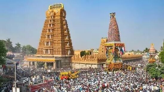 శ్రీకంఠేశ్వర దేవాలయం నంజనగూడు: నంజనగూడులోని శ్రీకంఠేశ్వర దేవాలయం పురాతన ఆలయాలలో ఒకటి. ఇది నంజనగూడు పట్టణంలో కపిలా నది ఒడ్డున ఉంది. ఈ ప్రాంతాన్ని దక్షిణ కాశీ అని కూడా అంటారు. శ్రీకంఠేశ్వరుడు ఇక్కడ కొలువై ఉన్నందున ఈ ప్రాంతానికి ఆ పేరు వచ్చింది.