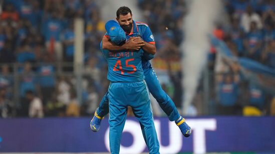 Mohammed Shami Records: ఒకే వరల్డ్ కప్ లో అత్యధిక సార్లు ఐదు వికెట్లు తీసిన ఘనత కూడా షమి సొంతమైంది. షమి ఈ వరల్డ్ కప్ లోనే ఒక ఇన్నింగ్స్ లో మూడుసార్లు ఐదు, అంతకంటే ఎక్కువ వికెట్లు తీసుకున్నాడు. గతంలో ఐదుగురు బౌలర్లు రెండేసి సార్లు ఈ రికార్డు సాధించారు.