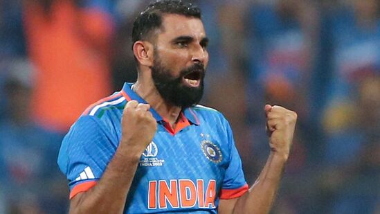 Mohammed Shami Records: వన్డే వరల్డ్ కప్ లో అత్యంత వేగంగా 50 వికెట్లు తీసిన బౌలర్ గా మహ్మద్ షమి నిలిచాడు. అతడు కేవలం 17వ ఇన్నింగ్స్ లోనే ఈ ఘనత సాధించడం విశేషం. ఇంతకుముందు మిచెల్ స్టార్క్ (19 ఇన్నింగ్స్) పేరిట ఈ రికార్డు ఉండేది.