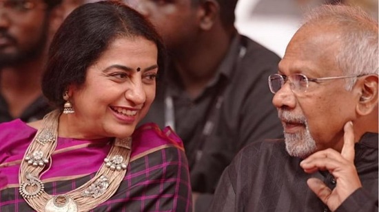 Suhasini Mani Ratnam love story: తమ పెళ్లి కూడా రెండే రెండు నిమిషాల్లో ముగించాలని ముందుగానే మాట్లాడుకున్నట్లు సుహాసిని చెప్పింది. పెళ్లి కోసం మణిరత్నం ఇంటికి వచ్చినప్పుడు అక్కడ చేసిన ఏర్పాట్లు గమనించారు. పెళ్లి పీటలపై కూర్చొని కార్యక్రమాలు చేస్తూ వెళ్లారు. రెండు నిమిషాలు అనుకున్నాం కానీ.. టైమ్ అలా గడుస్తూనే వెళ్లింది. ఆ సమయంలో ఫర్వాలేదు లే అని మణిరత్నం అన్నట్లు సుహాసిని తన ఇంటర్వ్యూలో చెప్పింది.