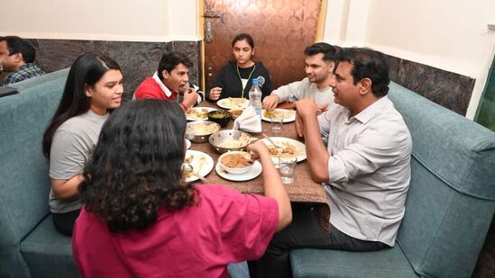 చార్మినార్ సమీపంలోని ఫేమస్ షాదాబ్ రెస్టారెంట్ కు వెళ్లిన మంత్రి కేటీఆర్... అక్కడి ప్రజలతో ముచ్చటించి వారితో కలిసి బిర్యానీ తిన్నారు.&nbsp;