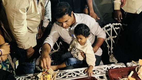 మోజంజాహి మార్కెట్ లో ఫేమస్ ఐస్ క్రీమ్ ను కేటీఆర్ తిన్నారు. కేటీఆర్ రాకతో చార్మినార్, మోజంజాహి ప్రాంతాలు సందడిగా మారాయి.&nbsp;
