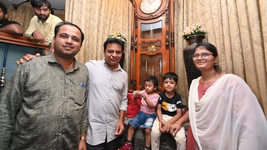 గత వారం నిలోఫర్ కేఫ్ లో సందడి చేసిన కేటీఆర్ తాజాగా పాతబస్తీలో ప్రజలతో మమేకం అయ్యారు. &nbsp;