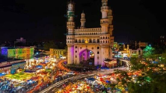 ఈ టూర్ ప్యాకేజీలో భాగంగా.... &nbsp;ప్రతిరోజూ హైదరాబాద్‌ ఫ్లైట్ జర్నీ ద్వారా షిర్డీకి తీసుకెళ్తారు. ఇందులో టికెట్ ధర రూ.12,499గా ప్రకటించారు.&nbsp;