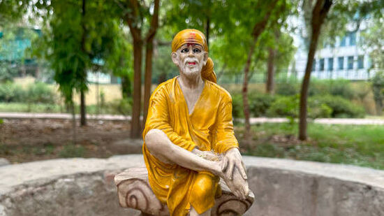 వెళ్లిన రోజు సాయంత్రమే 4.30 గంటలకు షిర్డీ సాయిబాబు దర్శనం పూర్తి అవుతుంది. రాత్రి 7 గంటలకు బాబా థీమ్‌ పార్కులోని సౌండ్‌, లైట్‌ షోను వీక్షిస్తారు. మరుసటి రోజు ఉదయం 8 గంటలకు పంచముఖి గణపతి మందిర దర్శనం చేసుకుంటారు.
