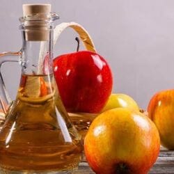 <p>ఆపిల్ సైడర్ వెనిగర్: ఒక కప్పు గోరువెచ్చని నీటిలో 2 టేబుల్ స్పూన్ల ఆపిల్ సైడర్ వెనిగర్ వేసి మిశ్రమాన్ని తయారు చేయండి. ఈ మిశ్రమాన్ని తలకు పట్టించి మూడు నిమిషాల పాటు మసాజ్ చేయాలి. తర్వాత తేలికపాటి షాంపూతో కడగాలి. ఇది హెయిర్ ఫోలికల్స్‌ను ఉత్తేజపరచడం ద్వారా జుట్టు వేగంగా పెరగడానికి సహాయపడుతుంది. ఇది మీ శిరోజాలను శుభ్రపరుస్తుంది మరియు చుండ్రును దూరం చేస్తుంది. ఇది జుట్టు యొక్క pH సమతుల్యతను కాపాడుతుంది.</p>