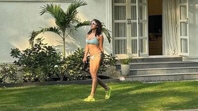 Sara Ali Khan in Bikini: ఈ ఫొటోలో సారా ఓ పెద్ద బంగ్లా ముందు ఉన్న గార్డెన్ లో నడుచుకుంటూ వెళ్లడం చూడొచ్చు.