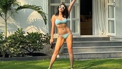 Sara Ali Khan in Bikini: బికినీలో సారా ఒంపు సొంపులు చూసి అభిమానుల మతులు పోతున్నాయి.