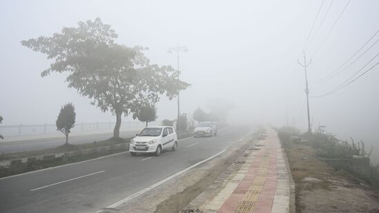 పొగమంచు కారణంగా స్థానికులు, ముఖ్యంగా పాఠశాల విద్యార్థులు ఇబ్బందులను ఎదుర్కొంటున్నారు.&nbsp;