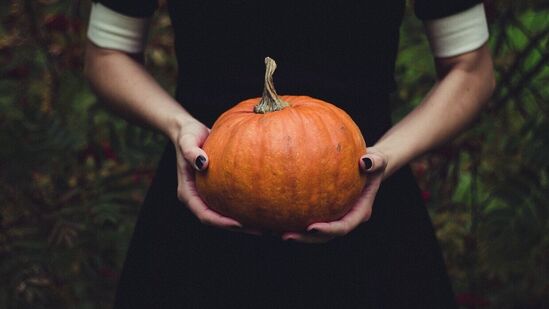 కెనడాలో అక్టోబర్లో థాంక్స్ గివింగ్ డే జరుపుకుంటారు, అయితే అమెరికాలో ఈ పండుగను నవంబర్ నాల్గవ గురువారం జరుపుకుంటారు. కెనడాలో దీనిని అంత పెద్ద స్థాయిలో జరుపుకోరు. కెనడాలో అక్టోబర్లో థాంక్స్ గివింగ్ డే జరుపుకుంటారు, అయితే అమెరికాలో ఈ పండుగను నవంబర్ నాల్గవ గురువారం జరుపుకుంటారు. కెనడాలో దీనిని అంత పెద్ద స్థాయిలో జరుపుకోరు.