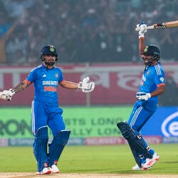 <p>India vs Australia 1st T20I: టీమిండియాకు కొత్త ఫినిషర్ దొరికాడు. ఐపీఎల్ స్టార్ రింకు సింగ్ తనదైన స్టైల్లో ఆస్ట్రేలియాపై తొలి టీ20 గెలిపించాడు. అంతకుముందు సూర్యకుమార్, ఇషాన్ కిషన్ మెరుపు హాఫ్ సెంచరీలతో ఇండియా ఏకంగా 209 పరుగుల లక్ష్యాన్ని 8 వికెట్లు కోల్పోయి చేజ్ చేసింది. టీ20ల్లో టీమిండియాకు ఇదే అత్యధిక చేజ్ కావడం విశేషం.</p>