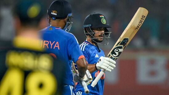 India vs Australia 1st T20I: అక్కడి నుంచే ఆస్ట్రేలియా బౌలర్లకు కష్టాలు మొదలయ్యాయి. తర్వాత వచ్చిన సూర్యకుమార్, ఇషాన్ కిషన్ ఆకాశమే హద్దుగా చెలరేగారు. బౌండరీల వర్షం కురిపిస్తూ ఇద్దరూ హాఫ్ సెంచరీలు చేశారు.