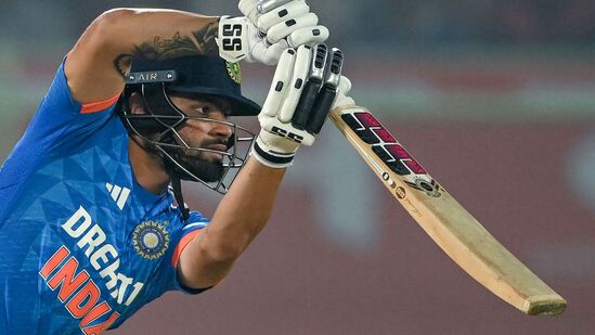 India vs Australia 1st T20I: టీమిండియా విజయం ఖాయమనుకుంటున్న వేళ చివరి ఓవర్లో ట్విస్టులు ఎదురయ్యాయి. వరుసగా మూడు వికెట్లు పడటంతో తీవ్ర ఉత్కంఠ నెలకొంది. అయితే రింకు సింగ్ ది ఫినిషర్ తనదైన స్టైల్లో చివరి వరకూ క్రీజులో ఉండి మ్యాచ్ ముగించాడు. చివరి బంతికి ఒక పరుగు అవసరం కాగా.. అతడు సిక్స్ కొట్టాడు. అయితే అది నోబాల్ కావడంతో ఆ పరుగే ఇండియన్ టీమ్ విజయానికి సరిపోయింది. రింకు కొట్టిన సిక్స్ ను పరిగణనలోకి తీసుకోలేదు.