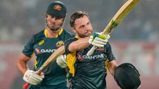 India vs Australia 1st T20I: ఈ మ్యాచ్ లో మొదట బ్యాటింగ్ చేసిన ఆస్ట్రేలియా జోష్ ఇంగ్లిస్ మెరుపు సెంచరీతో 3 వికెట్లకు 208 పరుగుల భారీ స్కోరు చేసింది. అతడు 47 బంతుల్లోనే సెంచరీ చేశాడు. ఆస్ట్రేలియా తరఫున ఇదే వేగవంతమైన సెంచరీ. స్టీవ్ స్మిత్ కూడా హాఫ్ సెంచరీతో రాణించాడు.