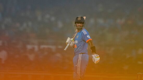 India vs Australia 1st T20I: సూర్యకుమార్ 42 బంతుల్లోనే 80 రన్స్ చేశాడు. అయితే చివరి నిమిషాల్లో అతడు ఔటవడంతో ఉత్కంఠ నెలకొంది.