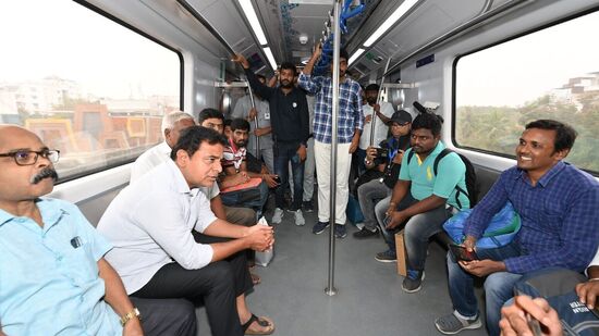 హెచ్ ఐ సి సి లో రియల్ ఎస్టేట్ ప్రతినిధుల సమావేశంలో హైదరాబాద్ భవిష్యత్ ప్రణాళికలను ఆవిష్కరించిన తర్వాత రహేజా మైండ్ స్పేస్ స్టేషన్ నుంచి బేగంపేట్ స్టేషన్ వరకు మెట్రోలో మంత్రి కేటీఆర్ ప్రయాణించారు ఒక సాధారణ ప్రయాణికుడిగా మంత్రి కేటీఆర్ మెట్రోలో కనిపించడంతో ప్రజలు ఆయనతో మాట్లాడేందుకు ఉత్సాహం చూపించారు.