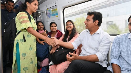 మంత్రి కేటీఆర్ తన 20 నిమిషాల ప్రయాణంలో పలువురితో ముచ్చటించారు. ఇంటర్మీడియట్ చదువుతూ వైద్య విద్య కోసం శిక్షణ తీసుకుంటున్న విద్యార్థినితోపాటు, ఇప్పటికే ఎంబిబిఎస్ కోర్స్ చదువుతున్న మరో విద్యార్థి మంత్రి కేటీఆర్ దగ్గరికి వచ్చి మాట్లాడారు. జర్మనీలో బయోటెక్నాలజీ రంగంలో పనిచేస్తున్న మరో ప్రయాణికుడు కేటీఆర్ వద్దకు వచ్చి సెల్ఫీ తీసుకున్నారు. ఈ సందర్భంగా జర్మనీతో సమానంగా బయోటెక్నాలజీ రంగంలో హైదరాబాద్ అభివృద్ధి చెందుతున్న తీరు పైన కేటీఆర్ కి ప్రత్యేకంగా ధన్యవాదాలు తెలిపారు. హైదరాబాద్ ఈ రంగంలో అభివృద్ధి చెందుతున్న తీరు తనకు ఎంతో గర్వాన్ని ఇస్తుందని తెలిపారు.&nbsp;
