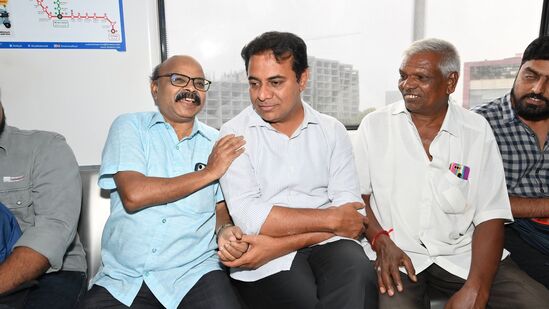 జూబ్లీహిల్స్ చెక్ పోస్ట్ వద్ద మెట్రోలో ఎక్కిన పలువురు విద్యార్థినిలు మంత్రి కేటీఆర్ తో మాట్లాడారు. యాదాద్రి భువనగిరి జిల్లాకు చెందిన ఈ ఐదుగురు విద్యార్థినుల బృందం హైదరాబాద్ నగరంలో మెడికల్ కోడింగ్ శిక్షణను పూర్తి చేసుకున్నట్లు తెలిపారు. గ్రామీణ నేపథ్యం నుంచి వచ్చిన మీకు ఈ మెడికల్ కోడింగ్ శిక్షణకు సంబంధించిన ఆలోచన ఏ విధంగా వచ్చిందని ఈ సందర్భంగా కేటీఆర్ వారితో సంభాషించారు. మెడికల్ కోడింగ్ పూర్తి చేసుకున్న తర్వాత ఉపాధి అవకాశాలు ఉన్న విషయాన్ని తమ స్నేహితులతో తెలుసుకొని, ప్రస్తుతం తమ శిక్షణ పూర్తి చేసుకునన్నామని తెలిపారు. గ్రామీణ నేపథ్యం నుంచి వచ్చినప్పటికీ కూడా తక్కువ మంది దృష్టి సారించే విభిన్నమైన మెడికల్ కోడింగ్ రంగంలో పట్టుదలతో ఉద్యోగం కోసం ప్రయత్నం చేస్తున్న వారికి కేటీఆర్ ఆల్ ద బెస్ట్ తెలిపారు.&nbsp;&nbsp;