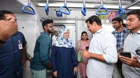 వీరితోపాటు పలువురు మహిళలు, వృద్ధులతో కూడా మంత్రి కేటీఆర్ మాట్లాడారు. కేరళకు చెందిన ఒక టూరిస్ట్ హైదరాబాద్ నగరంలో మూడు రోజులపాటు పర్యటిస్తున్నట్టు తెలిపారు. హైదరాబాద్ నగరం నేను ఇంటర్నెట్ లో తెలుసుకున్న దానికన్నా గొప్పగా ఉన్నదని, ముఖ్యంగా నూతనంగా వచ్చిన అనేక కట్టడాలు, రోడ్లను చూస్తే ఒక విదేశీ నగరంలో పర్యటిస్తున్నట్లు అనిపించిందని ఆయన ప్రశంసించారు. నేను ఎవరో తెలుసా అని ఆ టూరిస్ట్ ని మంత్రి కేటీఆర్ అడిగినప్పుడు, మీరు ఎందుకు తెలవదు మాకు, ముఖ్యంగా తెలంగాణకు కిటెక్స్ పరిశ్రమ వచ్చినప్పుడు మీ గురించి విస్తృతమైన చర్చ మా రాష్ట్రంలో జరిగిందన్న విషయాన్ని ఆయన ప్రస్తావించారు.&nbsp;