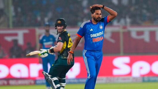 India vs Australia 1st T20I: జోష్ ఇంగ్లిస్ కేవలం 50 బంతుల్లోనే 110 రన్స్ చేశాడు. చివరి ఓవర్లో ముకేశ్ కుమార్ కేవలం 5 పరుగులు ఇవ్వడం ఆస్ట్రేలియా స్కోరు కాస్త తగ్గింది. అయితే మిగతా బౌలర్లు మాత్రం భారీగా రన్స్ సమర్పించుకున్నారు.