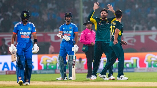 India vs Australia 1st T20I: ఇంత భారీ టార్గెట్ చేజింగ్ లో ఇండియా కేవలం 22 పరుగులకే 2 వికెట్లు కోల్పోయింది. రుతురాజ్ గైక్వాడ్ ఒక్క బాల్ కూడా ఆడకుండా రనౌట్ కాగా.. యశస్వి కేవలం 8 బంతుల్లో 21 రన్స్ చేసి పెవిలియన్ చేరాడు.