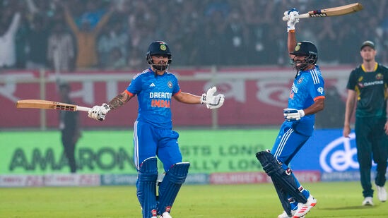 India vs Australia 1st T20I: టీమిండియాకు కొత్త ఫినిషర్ దొరికాడు. ఐపీఎల్ స్టార్ రింకు సింగ్ తనదైన స్టైల్లో ఆస్ట్రేలియాపై తొలి టీ20 గెలిపించాడు. అంతకుముందు సూర్యకుమార్, ఇషాన్ కిషన్ మెరుపు హాఫ్ సెంచరీలతో ఇండియా ఏకంగా 209 పరుగుల లక్ష్యాన్ని 8 వికెట్లు కోల్పోయి చేజ్ చేసింది. టీ20ల్లో టీమిండియాకు ఇదే అత్యధిక చేజ్ కావడం విశేషం.