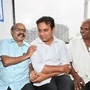 జూబ్లీహిల్స్ చెక్ పోస్ట్ వద్ద మెట్రోలో ఎక్కిన పలువురు విద్యార్థినిలు మంత్రి కేటీఆర్ తో మాట్లాడారు. యాదాద్రి భువనగిరి జిల్లాకు చెందిన ఈ ఐదుగురు విద్యార్థినుల బృందం హైదరాబాద్ నగరంలో మెడికల్ కోడింగ్ శిక్షణను పూర్తి చేసుకున్నట్లు తెలిపారు. గ్రామీణ నేపథ్యం నుంచి వచ్చిన మీకు ఈ మెడికల్ కోడింగ్ శిక్షణకు సంబంధించిన ఆలోచన ఏ విధంగా వచ్చిందని ఈ సందర్భంగా కేటీఆర్ వారితో సంభాషించారు. మెడికల్ కోడింగ్ పూర్తి చేసుకున్న తర్వాత ఉపాధి అవకాశాలు ఉన్న విషయాన్ని తమ స్నేహితులతో తెలుసుకొని, ప్రస్తుతం తమ శిక్షణ పూర్తి చేసుకునన్నామని తెలిపారు. గ్రామీణ నేపథ్యం నుంచి వచ్చినప్పటికీ కూడా తక్కువ మంది దృష్టి సారించే విభిన్నమైన మెడికల్ కోడింగ్ రంగంలో పట్టుదలతో ఉద్యోగం కోసం ప్రయత్నం చేస్తున్న వారికి కేటీఆర్ ఆల్ ద బెస్ట్ తెలిపారు. <p>జూబ్లీహిల్స్ చెక్ పోస్ట్ వద్ద మెట్రోలో ఎక్కిన పలువురు విద్యార్థినిలు మంత్రి కేటీఆర్ తో మాట్లాడారు. యాదాద్రి భువనగిరి జిల్లాకు చెందిన ఈ ఐదుగురు విద్యార్థినుల బృందం హైదరాబాద్ నగరంలో మెడికల్ కోడింగ్ శిక్షణను పూర్తి చేసుకున్నట్లు తెలిపారు. గ్రామీణ నేపథ్యం నుంచి వచ్చిన మీకు ఈ మెడికల్ కోడింగ్ శిక్షణకు సంబంధించిన ఆలోచన ఏ విధంగా వచ్చిందని ఈ సందర్భంగా కేటీఆర్ వారితో సంభాషించారు. మెడికల్ కోడింగ్ పూర్తి చేసుకున్న తర్వాత ఉపాధి అవకాశాలు ఉన్న విషయాన్ని తమ స్నేహితులతో తెలుసుకొని, ప్రస్తుతం తమ శిక్షణ పూర్తి చేసుకునన్నామని తెలిపారు. గ్రామీణ నేపథ్యం నుంచి వచ్చినప్పటికీ కూడా తక్కువ మంది దృష్టి సారించే విభిన్నమైన మెడికల్ కోడింగ్ రంగంలో పట్టుదలతో ఉద్యోగం కోసం ప్రయత్నం చేస్తున్న వారికి కేటీఆర్ ఆల్ ద బెస్ట్ తెలిపారు. <br> </p>