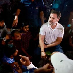 <p>తెలంగాణలో కాంగ్రెస్ ప్రభుత్వం ఏర్పడిన ఏడాదిలోపే, 2 లక్షల నియామకాలను పూర్తి చేసి యువతకు ఇచ్చిన మాట నిలబెట్టుకుంటామని స్పష్టం చేశారు రాహుల్ గాంధీ.</p>