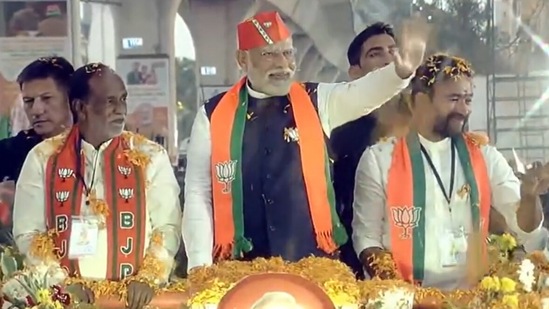 ఆర్టీసీ క్రాస్ రోడ్స్ నుంచి &nbsp;కాచిగూడ వరకు దాదాపు 2 కిలోమీటర్ల మేర ప్రధాని రోడ్ షో కొనసాగింది. ప్రజలకు అభివాదం చేస్తూ మోదీ ముందుకు సాగారు. &nbsp;