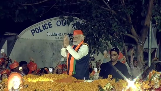 ప్రధాని మోదీపై అభిమానులు, బీజేపీ కార్యకర్తలు పూల వర్షం కురిపించారు.&nbsp;