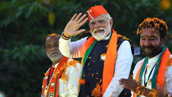 తెలంగాణ అసెంబ్లీ ఎన్నికల ప్రచారంలో భాగంగా బీజేపీ ఆధ్వర్యంలో హైదరాబాద్‌లో రోడ్‌ షో నిర్వహించారు. ప్రధాని మోదీ ఈ రోడ్ షోలో పాల్గొ్న్నారు. ఆర్టీసీ క్రాస్ రోడ్స్ నుంచి ప్రధాని మోదీ రోడ్ షో మొదలైంది.&nbsp;