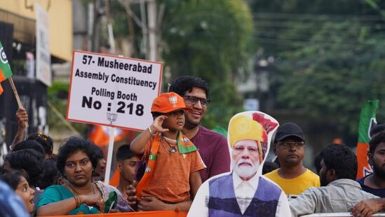 ప్రధాని రోడ్‌షో నేపథ్యంలో పోలీసులు రోడ్డుకు ఇరువైపులా బారికేడ్లు ఏర్పాటు చేశారు. మరోవైపు భద్రత చర్యల్లో భాగంగా చిక్కడపల్లి, నారాయణగూడ మెట్రో స్టేషన్లను రెండు గంటల పాటు తాత్కాలికంగా మూసివేశారు.&nbsp;
