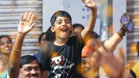 ప్రధాని మోదీ రోడ్ షోలో చిన్నారులు&nbsp;