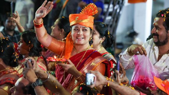 ప్రధాని మోదీకి హారతి ఇస్తున్న మహిళ