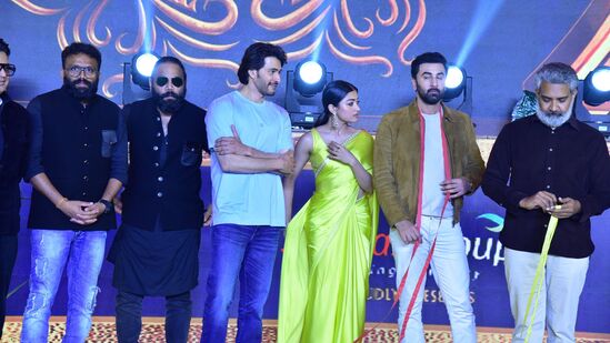 Animal Pre Release Event: యానిమల్ ప్రీ రిలీజ్ ఈవెంట్ సోమవారం (నవంబర్ 27) రాత్రి హైదరాబాద్ లో ఘనంగా జరిగింది. ఈ ఈవెంట్ కు సూపర్ స్టార్ మహేష్ బాబు, దర్శక ధీరుడు రాజమౌళి ప్రత్యేక అతిథులుగా హాజరయ్యారు. ఈ సందర్భంగా డైరెక్టర్ సందీప్ రెడ్డి వంగా, రష్మిక, రణ్‌బీర్ లతో వీళ్లు ఫొటోలకు పోజులిచ్చారు.