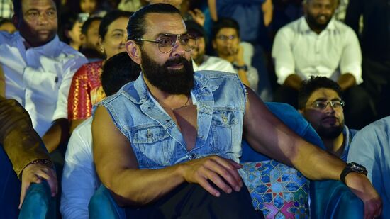 Animal Pre Release Event: యానిమల్ మూవీలో విలన్ పాత్ర పోషించిన బాబీ డియోల్ ఇలా ఓ డిఫెరెంట్ స్లీవ్ లెస్ డెనిమ్ షర్ట్ లో ప్రత్యేకంగా కనిపించాడు.