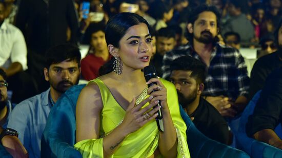 Animal Pre Release Event: యానిమల్ లో ఫిమేల్ లీడ్ గా నటించిన రష్మిక మందన్నా గ్రీన్ కలర్ శారీలో చాలా అందంగా కనిపించింది.&nbsp;