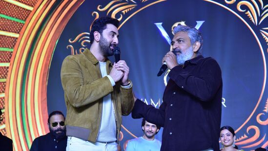 Animal Pre Release Event: డైరెక్టర్ రాజమౌళి.. రణ్‌బీర్ కపూర్ పై ప్రశంసలు కురిపించాడు. అతడు తన ఫేవరెట్ యాక్టర్ అని జక్కన్న అనడం విశేషం. ఈ సందర్భంగా రాజమౌళి కాళ్లు మొక్కాడు రణ్‌బీర్ కపూర్.