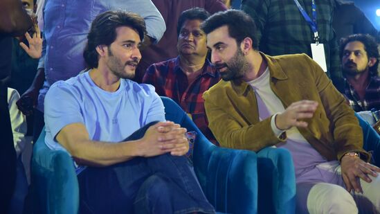 Animal Pre Release Event: ఈ ప్రీ రిలీజ్ ఈవెంట్ లో ఇద్దరు సూపర్ స్టార్లు మహేష్ బాబు, రణ్‌బీర్ కపూర్ ఇలా కనిపించడం ప్రత్యేక ఆకర్షణగా చెప్పొచ్చు. తాను కలిసిన తొలి సూపర్ స్టార్ మహేష్ అని, అతడు నటించిన ఒక్కడు సినిమా తాను చూసినట్లు ఈ సందర్భంగా రణ్‌బీర్ చెప్పాడు.